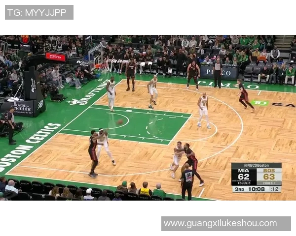 热火与凯尔特人激战正酣NBA季后赛精彩对决引发球迷热情高涨